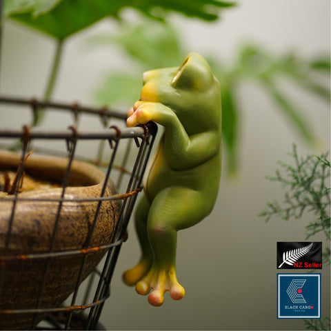 Garden Ornament Hanging Surprise Frog Statue Garden Décor with LED solar lights